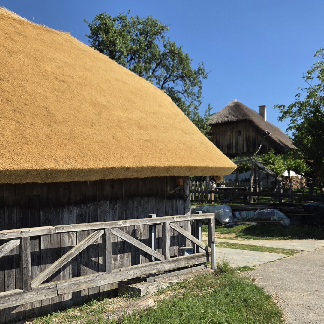 Štala 1795 s slamnato streho na Posestvu Stadtberg